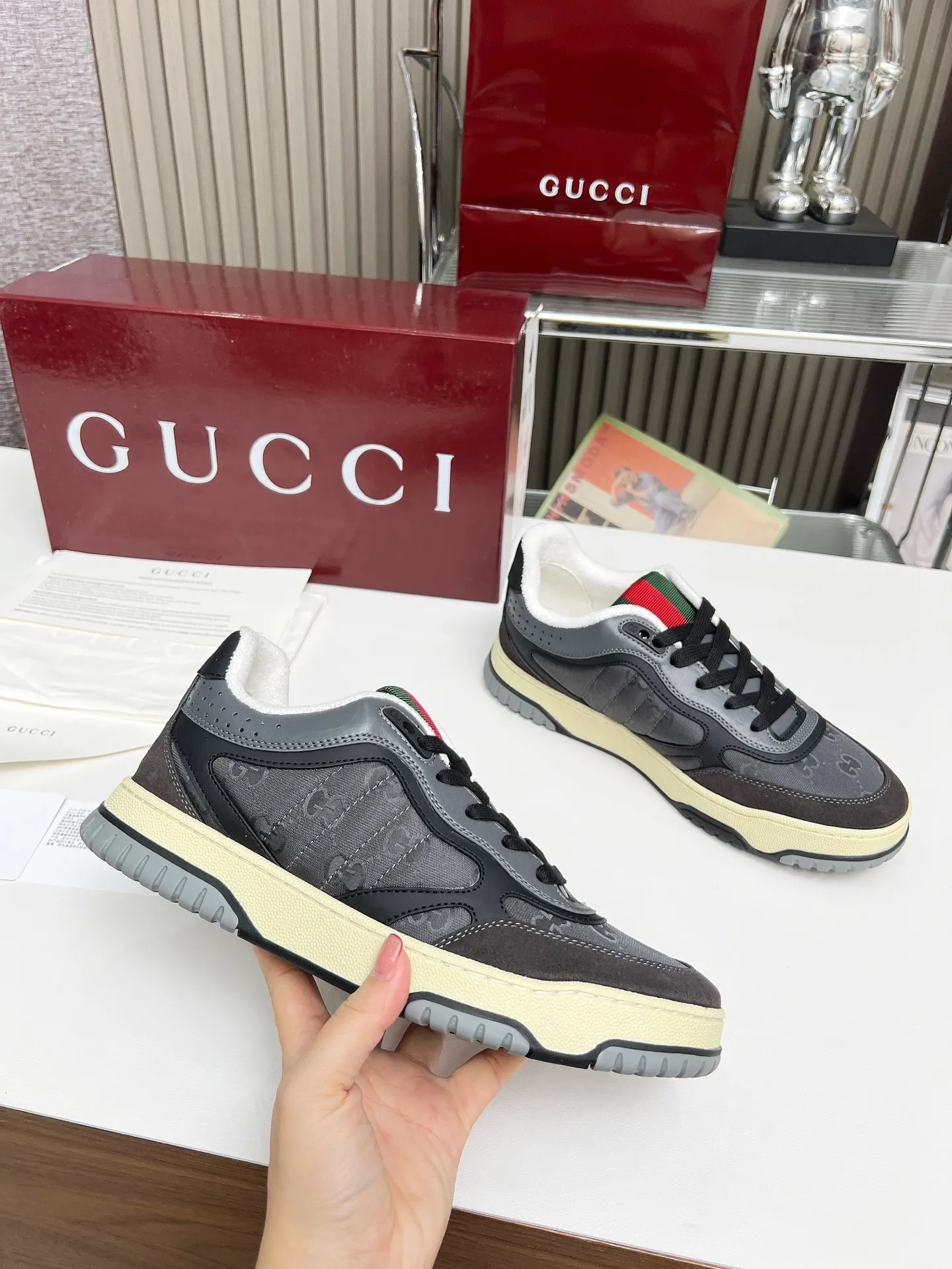[G Home] P: 600💰 Couple size: Female 35-40. Male 39-44 (45 custom-made) 🆕2025.GUCC Gucci original order quality The latest popular high and low top aged couple sneakers series shipped original purchase development and production, this high and low top sneakers adopt a basketball-style silhouette design, cleverly integrated with hollow panels and distressed effects, showing unique ingenuity. The ingenuity incorporates brand logo details such as interlocking Double G styling accessories and Gucci lettering, a low-key tribute to the brand's design heritage. Exquisite packaging at the delivery counter 🛍📦 ▪️ Fabric: Original customized imported first-layer cowhide ▪️ Inner lining: Imported first-layer cowhide ▪️ Sole: Original molded two-color TPU sole ▪️ Sole thickness: 3cm